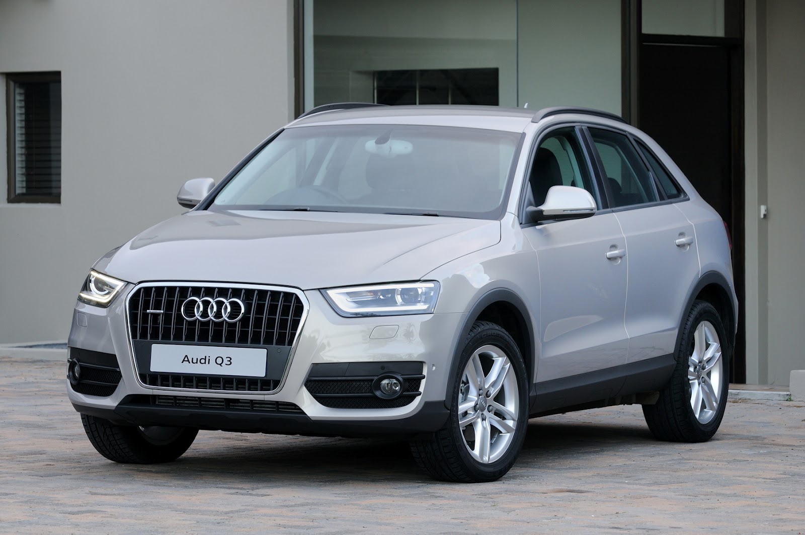 Audio q4. Audi q3 2011. Ауди q3 2013. Ауди ку 3. Audi q3 2014.